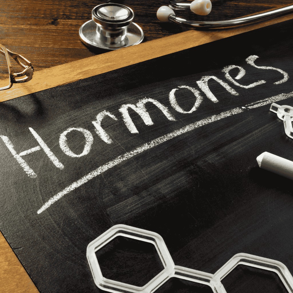 الآثار الجانبية للعلاج الهرموني وكيفية التعامل معها